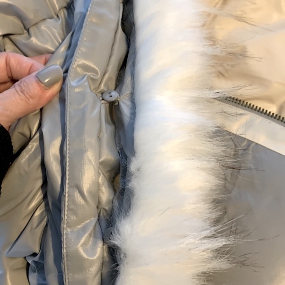 Sundance puffer vest silver cream removable hood and fur M - Picture 10 of 12